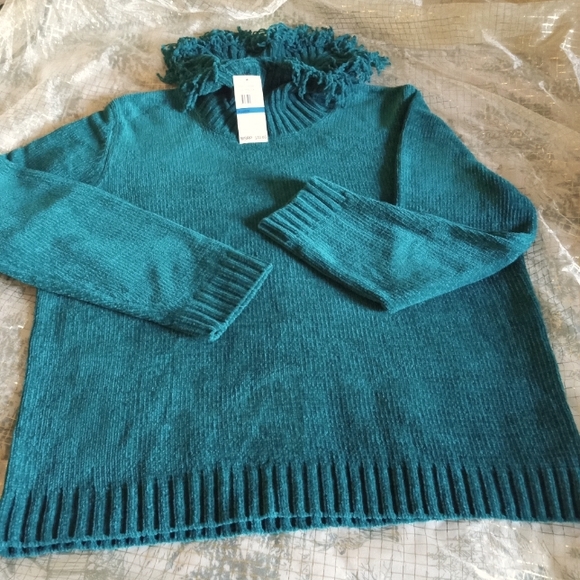Green Cowl Neck Warm Sweater - Picture 2 of 12